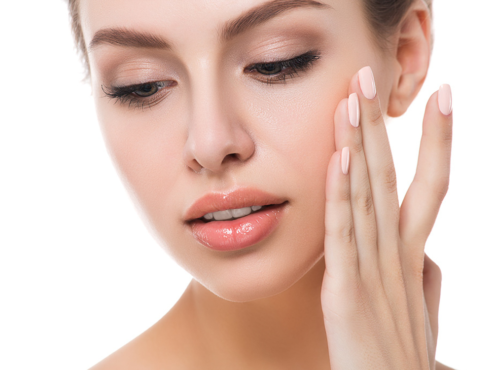 Planujesz powiększyć lub modelować usta za pomocą kwasu hialuronowego? Dowiedz się, po ilu dniach od iniekcji możesz się całować!