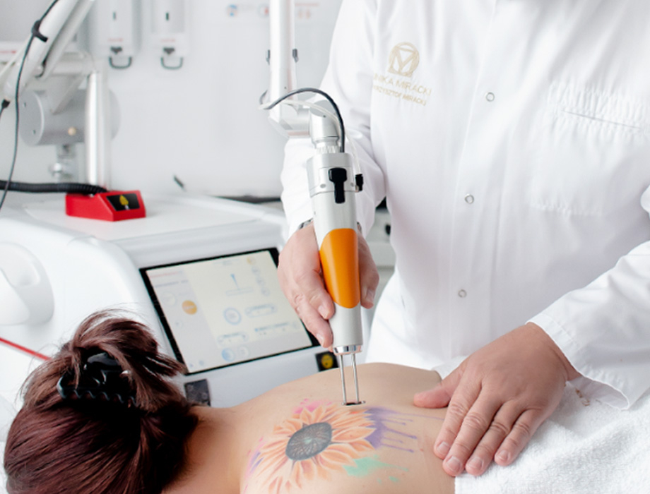 Masz na ciele tatuaż lub makijaż permanentny, którego chcesz się pozbyć? Przyjdź do Kliniki Miracki na profesjonalna laseroterapię!