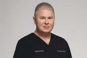 Doktor Krzysztof Miracki opowiada o pięknie wspieranym przez medycynę i technologię w najnowszym wydaniu Vogue Polska