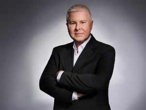 W Klinice Miracki nie podążamy ślepo za modą – zapewniamy Pacjentom dostęp do największych trendów, ale tylko takich, które rzeczywiście odznaczają się skutecznością i bezpieczeństwem. W artykule dostępnym na stronie Vogue Polska Doktor Krzysztof Miracki