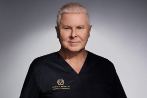 Doktor Krzysztof Miracki opowiada o pięknie wspieranym przez medycynę i technologię w najnowszym wydaniu Vogue Polska