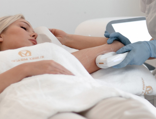 Zastanawiasz się jaki zabieg jest najlepszy na obwisłe ramiona? Zapisz się na konsultację z lekarzem w naszej klinice w Katowicach.