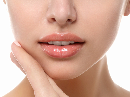 Nie wiesz, jak pielęgnować usta po kwasie hialuronowym? Sprawdź, czym smarować usta po zabiegu powiększania. Poznaj zalecenia i zasady pielęgnacji