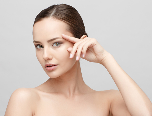 Masz jedno oko mniejsze od drugiego? Sprawdź, jakie zabiegi na asymetrię oczu mogą Ci pomóc i umów się na wizytę w klinice!