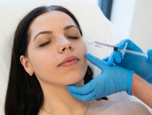 Masz tzw. worki pod oczami? Sprawdź, jakie zabiegi na przepuklinę pod oczami poprawią Twój wygląd i umów się na wizytę w klinice!