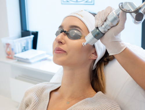 Zastanawiasz się jak leczyć przebarwienia skóry? Zapisz się na zabiegi w naszej klinice w Warszawie, Łodzi, Krakowie lub Katowicach.