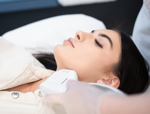 Zastanawiasz się jak schudnąć z twarzy? Zapisz się na zabieg w naszych klinikach w Warszawie, Krakowie, Łodzi lub Katowicach.