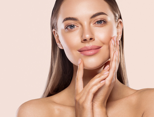 Jedną z przyczyn powstawania rumienia na twarzy jest zakażenie. Sprawdź, czy mając objawy rumienia zakaźnego, można wychodzić na dwór. Zapraszamy na zabiegi w naszych klinikach w Warszawie, Łodzi, Katowicach i Krakowie.