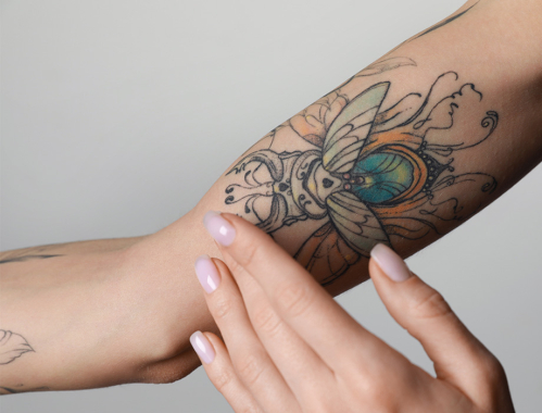 Laser to bezpieczny sposób na usunięcie tatuażu. Zastanawiasz się kiedy będą widoczne efekty laserowego usuwania tatuażu? Sprawdź! ✶ Umów się na konsultację w naszej klinice w Katowicach, Warszawie, Krakowie, Łodzi!