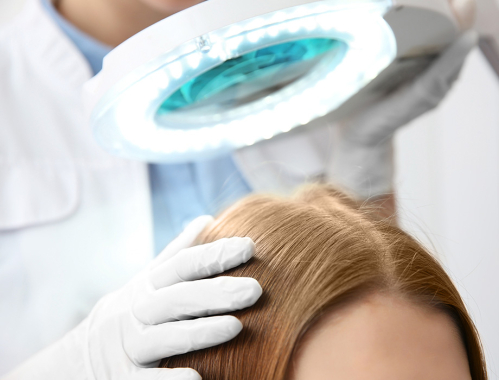 Zastanawiasz się jakie badania należy wykonać w przypadku nadmiernego wypadania włosów? Zapisz się na konsultację z lekarzem w naszych klinikach w Warszawie, Krakowie, Łodzi lub Katowicach.