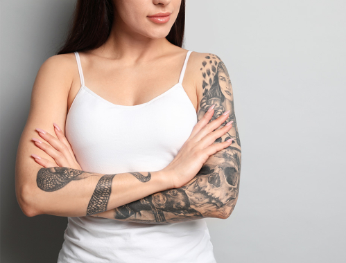 Zastanawiasz się ile trwa usuwanie tatuażu? ✶ Dowiedz się, co radzą eksperci z naszej kliniki w Katowicach, Krakowie, Łodzi, Warszawie i zapisz się na zabieg!