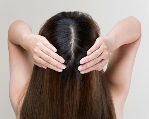 Jak mieć gęstsze włosy? Przegląd zabiegów na łysienie