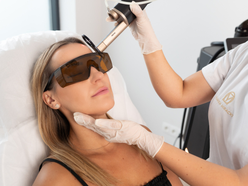 Mimo szerokiego zastosowania i wysokiej efektywności Laseroterapii wokół niej krąży wiele błędnych przekonań. Sprawdź, jak jest naprawdę!