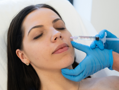 Masz niechciane zmarszczki w okolicy oczu? Poznaj zabiegi na zmarszczki pod oczami, które dodadzą Ci młodzieńczego wyrazu!