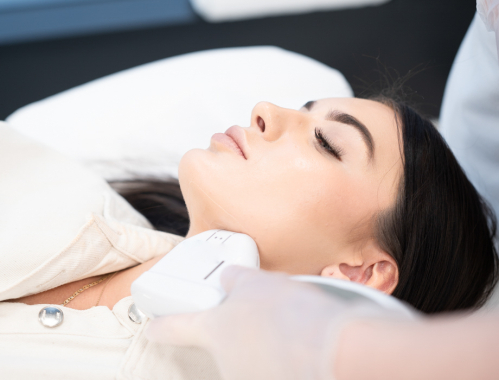 Drugi podbródek to nadmiar tkanki tłuszczowej zgromadzonej w okolicy szyi i żuchwy. Poznaj ceny zabiegów usuwania drugiego podbródka w naszej klinice w Katowicach.