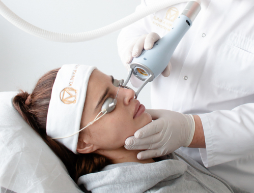 Laser tulowy to nowoczesne urządzenie do odmładzania twarzy i redukcji przebarwień. Sprawdź, ile kosztuje zabieg laserem tulowym w Warszawie.