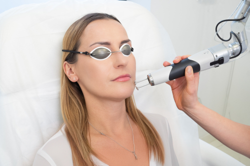 Laserowe Odmładzanie w połączeniu z innymi zabiegami da Ci znacznie lepszy efekt rewitalizacji. Sprawdź, z czym najlepiej je połączyć!