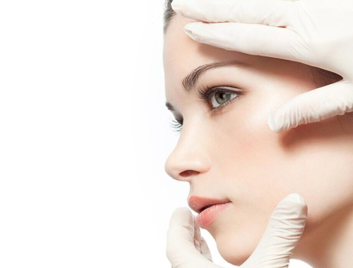 Laserowe wygładzanie twarzy to mało inwazyjny zabieg, tzw. lifting bez skalpela. Na czym on polega i ile kosztuje? ✹ Sprawdź ofertę Kliniki w Warszawie lub Katowicach. Zapraszamy też do naszych klinik w Łodzi i Krakowie.