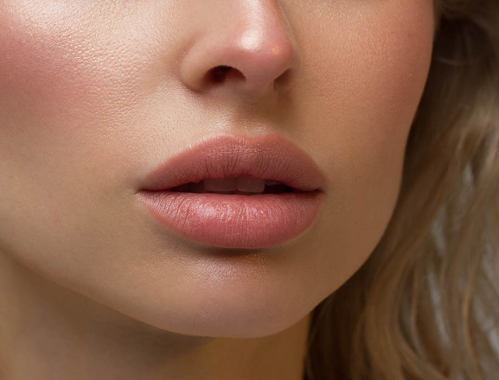 Kwas hialuronowy w niepożądanych rękach może zdziałać więcej złego niż dobrego. ✹ Poznaj sposób ekspertów z Kliniki w Warszawie na korektę po nieudanym wypełnianiu ust. Zapraszamy też do naszych klinik w Katowicach, Łodzi i Krakowie.