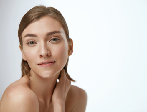 Czy bezinwazyjne odmładzanie jest równie skuteczne jak lifting skalpelem? Odkryj możliwości laserowego liftingu twarzy ➣ Klinika Miracki Warszawa, Katowice, Kraków, Łódź.