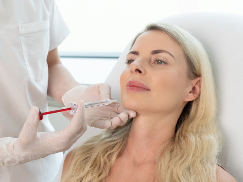 Redukcja zmarszczek, ujędrnienie, zniwelowanie asymetrii ust – to tylko niektóre z efektów zabiegów Organicznym Kwasem Hialuronowym. Sprawdź!