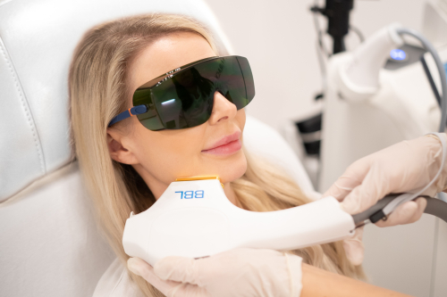 Nowość w Klinice Miracki – BBL HEROic Forever Young: innowacyjna, czteroetapowa terapia Anti-Aging (odmładzanie genowe, naczynka, pigment, termolifting). Dostępna w Warszawie, Krakowie, Katowicach i Łodzi.