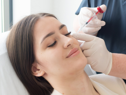 Dzięki terapii Organicznym Kwasem Hialuronowym nawilżysz i ujędrnisz Swoją skórę oraz zredukujesz zmarszczki i bruzdy. Dowiedz się więcej!