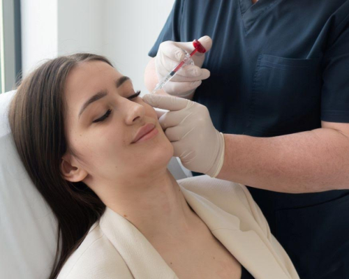 Czy kwas hialuronowy działa na cienie pod oczami?