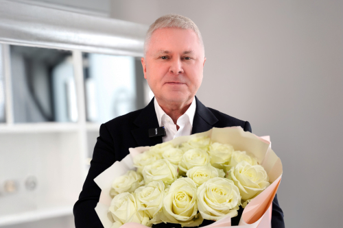 Z okazji Waszego święta życzymy, abyście zawsze czuły się wyjątkowe i piękne, aby nigdy nie brakowało Wam pewności Siebie i siły, by spełniać marzenia.