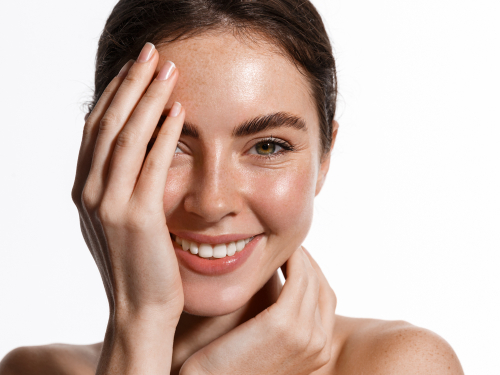 Rewitalizacja skóry to proces, dzięki któremu cera odzyskuje jędrność, zdrowy koloryt i sprężystość. Sprawdź, komu jest szczególnie polecana!
