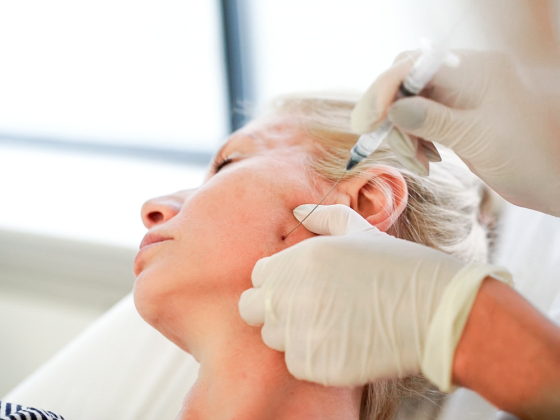 Kwas polimlekowy to popularny stymulator kolagenu. Sprawdź, po jakim czasie od zabiegu możesz ćwiczyć. Umów wizytę w Klinice Miracki!