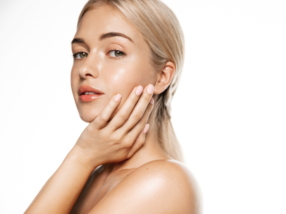 Nie wiesz, czy można spać na boku po zabiegu medycyny estetycznej? Sprawdź, jak spać jeśli planujesz zabieg kwasem polimlekowym w klinice Miracki!