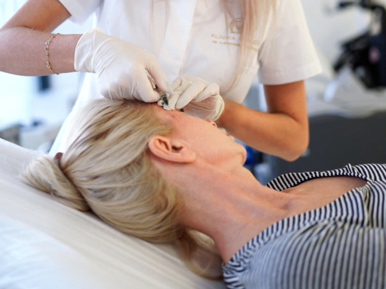 Jak dbać o skórę twarzy po zabiegu preparatem kwasu polimlekowego? Poznaj zalecenia po zabiegu kwasem polimlekowym, to mocny stymulator syntezy kolagenu!