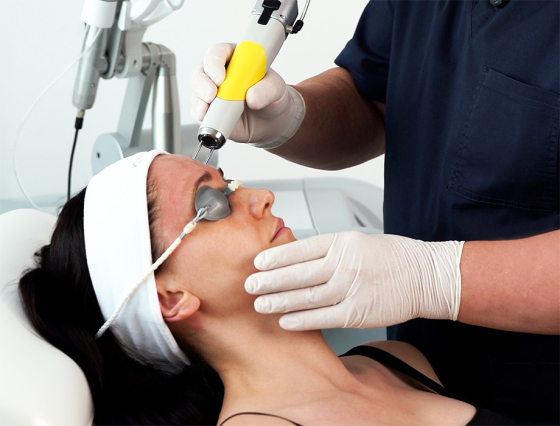 Latem ciesz się pełną blasku skórą bez przebarwień!