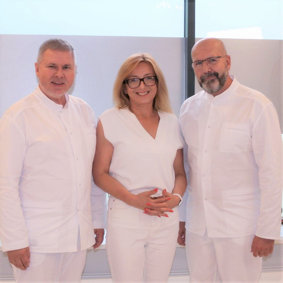 W piątym odcinku "Kliniki naturalnego piękna" przeprowadzona została chirurgiczna operacja nosa, a także zabieg powiększania ust. Zapraszamy na zabiegi w naszych klinikach w Warszawie, Łodzi, Katowicach i Krakowie.