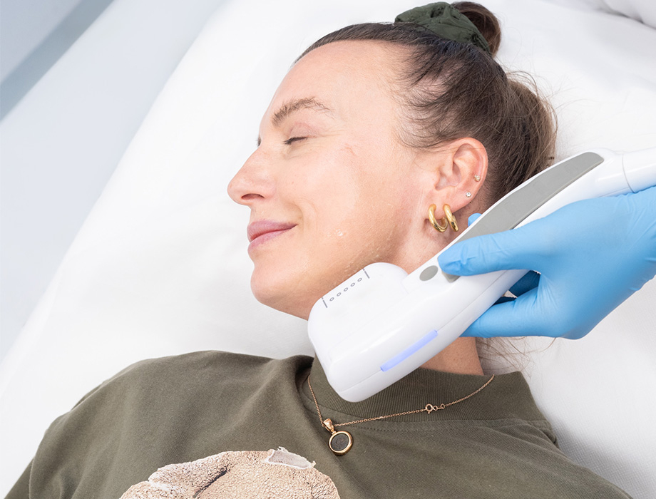 Zastanawiasz się ile kosztuje usuwanie tłuszczu z podbródka? Zapisz się na konsultację w naszej klinice w Krakowie.