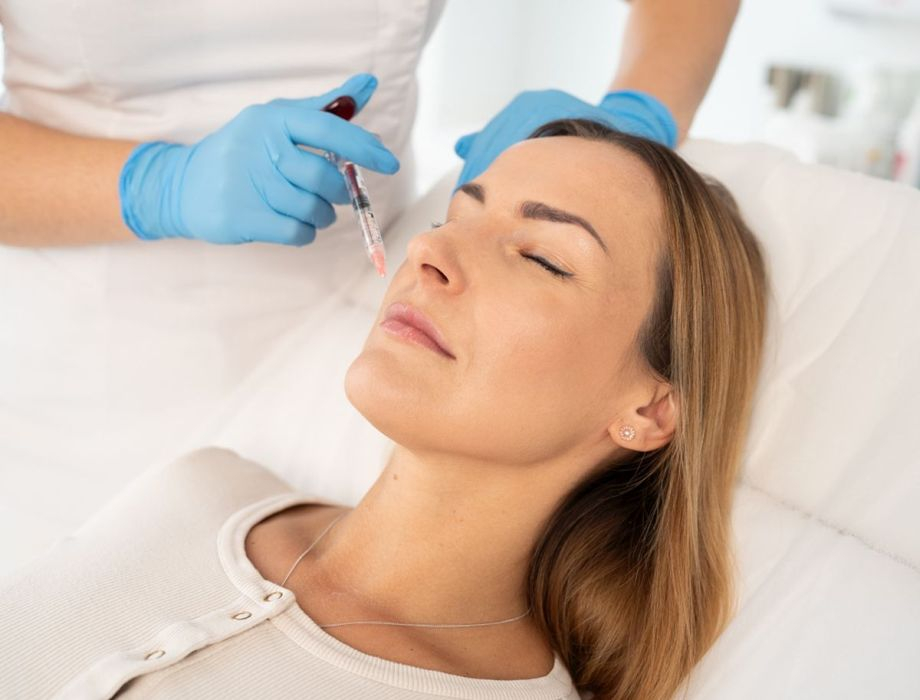 Masz okrągłą twarz i chcesz ją wysmuklić? Poznaj najlepsze zabiegi na okrągłą twarzy i umów się na wizytę w naszej klinice!