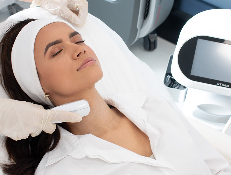 Zastanawiasz się co to jest zabieg HIFU i na czym polega? ✶ Umów się na konsultację z lekarzem medycyny estetycznej w naszej klinice w Warszawie, Krakowie, Łodzi, Katowicach.