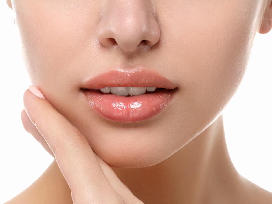 Nie wiesz, jak pielęgnować usta po kwasie hialuronowym? Sprawdź, czym smarować usta po zabiegu powiększania. Poznaj zalecenia i zasady pielęgnacji