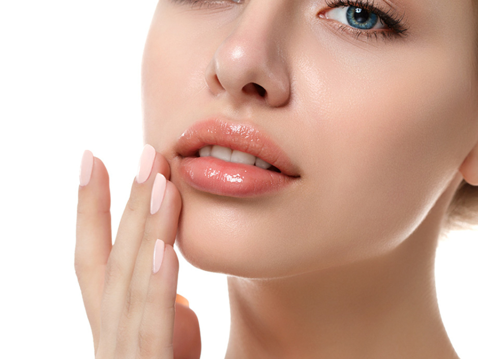 Chcesz powiększyć usta kwasem hialuronowym? Sprawdź, po jakim czasie możesz malować usta po powiększaniu! Poznaj zalecenia pozabiegowe!