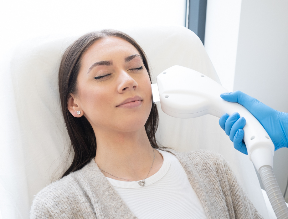 Zastanawiasz się jak pozbyć się trądziku? Zapisz się na zabiegi w naszych klinikach w Warszawie, Krakowie, Łodzi lub Katowicach.