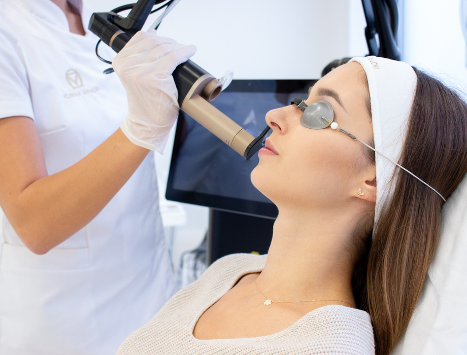 Zastanawiasz się jak odchudzić twarz? Zapisz się na konsultację w naszej klinice w Warszawie, Krakowie, Łodzi lub Katowicach.