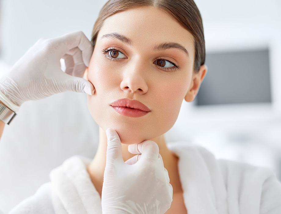 Zauważasz u siebie asymetrię twarzy lub chcesz wypełnić obecne w niej ubytki? Przyjdź do Kliniki Miracki w Krakowie!