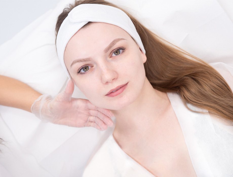 Zastanawiasz się nad zabiegiem z kwasem hialuronowym pod oczy? Zapisz się na zabieg w naszych klinikach w Warszawie, Łodzi, Katowicach lub Krakowie.