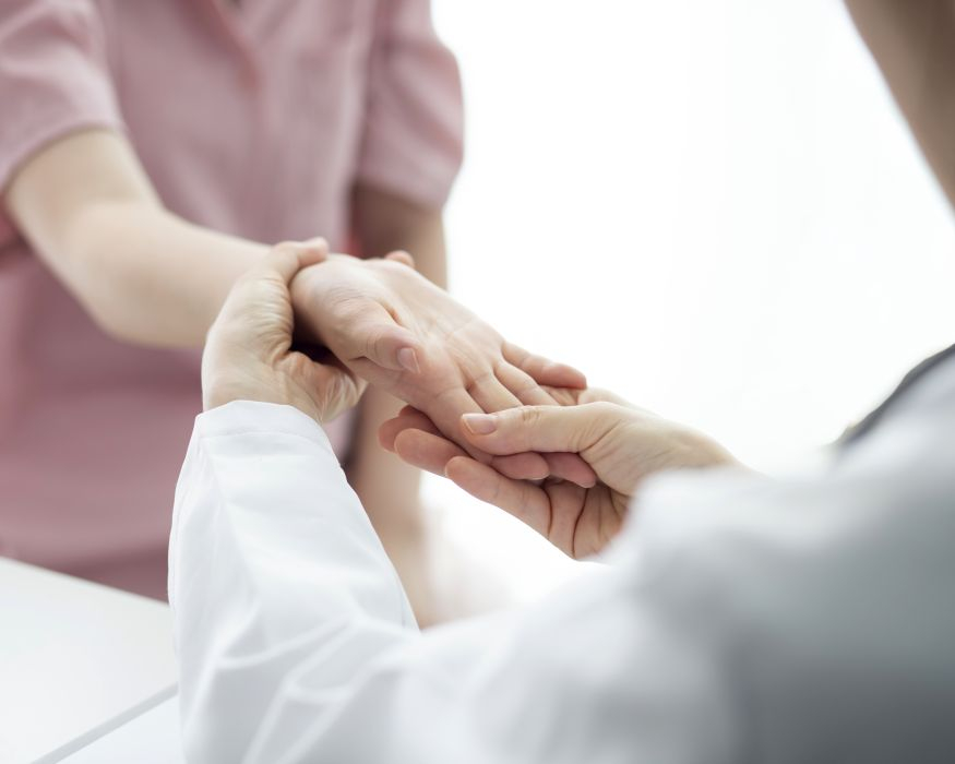 Zastanawiasz się jak wymodelować grube dłonie? Zapisz się na zabiegi w naszej klinice w Warszawie, Krakowie, Łodzi lub Katowicach.