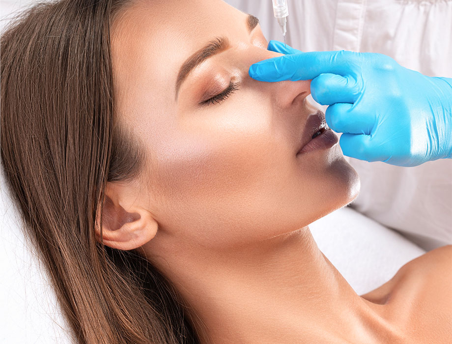 Zastanawiasz się ile utrzymuje się korekta nosa kwasem hialuronowym? Zapisz się na konsultację w naszych klinikach w Warszawie, Krakowie, Łodzi lub Katowicach.