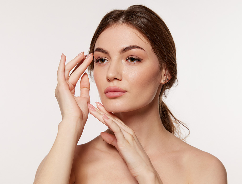 Zastanawiasz się, co to jest lifting brwi i na czym polega zabieg? Zapisz się na konsultację z lekarzem w naszych klinikach w Warszawie, Łodzi, Katowicach lub Krakowie.