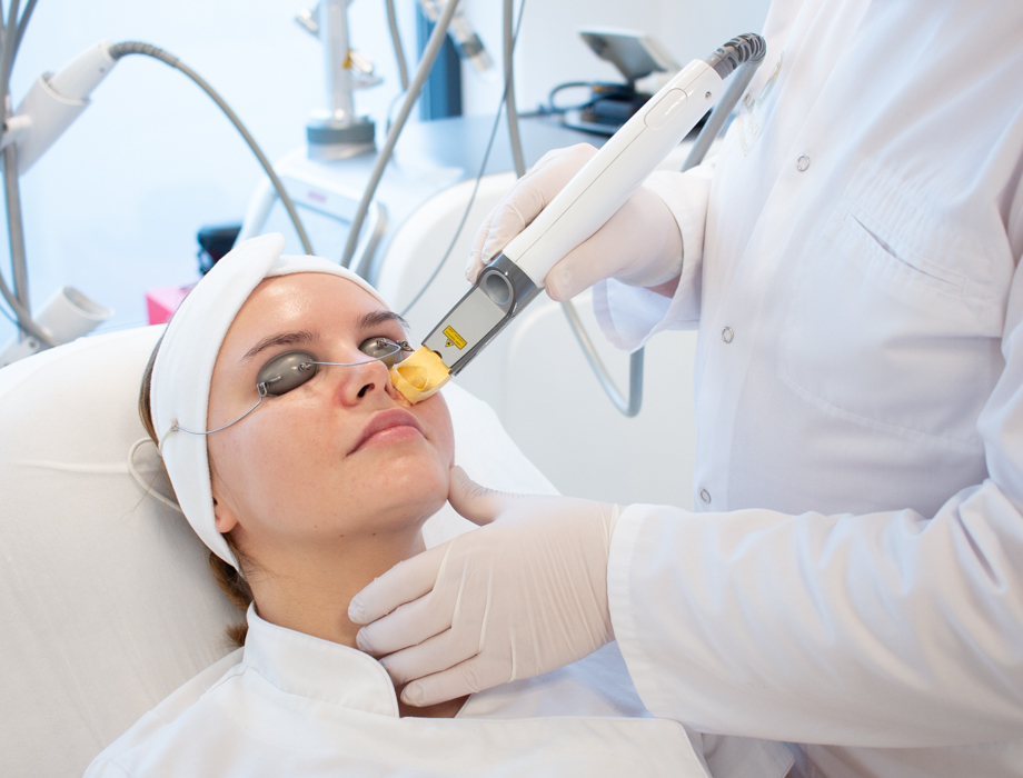 Masz czerwone poliki i nie wiesz, jak pozbyć się zaczerwienień na twarzy? Sprawdź, jak wygląda laserowe usuwanie rumienia i umów się na wizytę