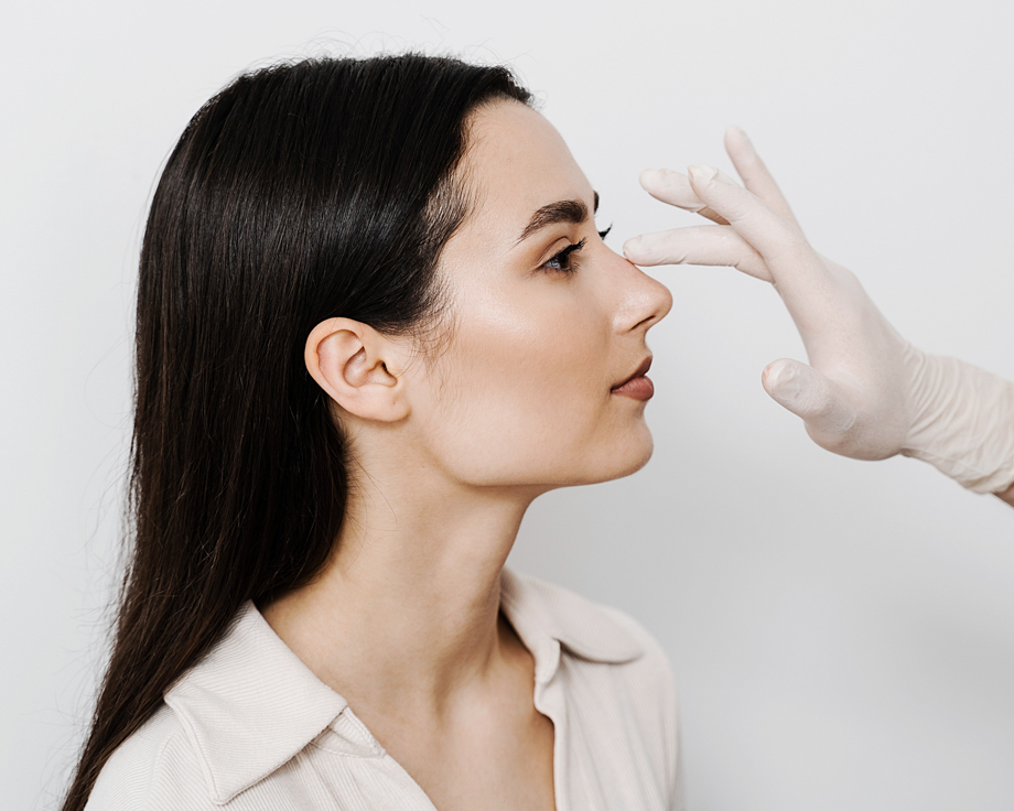 Czego nie wolno robić po operacji nosa w klinice? Ile trwa rekonwalescencja po plastyce i korekcji nosa? Poznaj zalecenia po zabiegu korekty nosa!