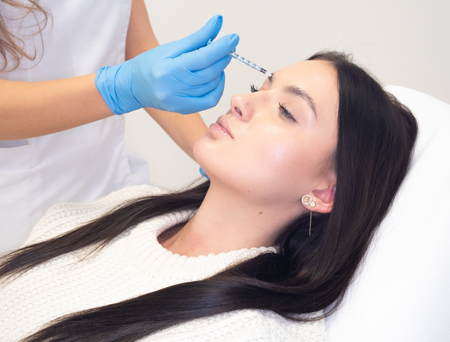 Zmarszczki są konsekwencją starzenia się skóry i ubytku kolagenu. Sprawdź, jak spłycić zmarszczki i pobudzić skórę do regeneracji w naszej klinice w Katowicach.